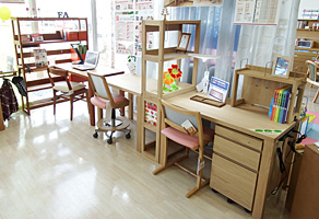カリモク家具　多摩ショールーム5F　デスク・カントリースタイルフロア