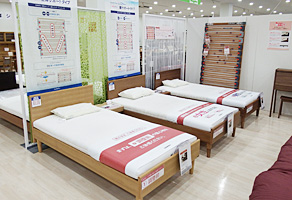 カリモク家具　多摩ショールーム5F　デスク・カントリースタイルフロア